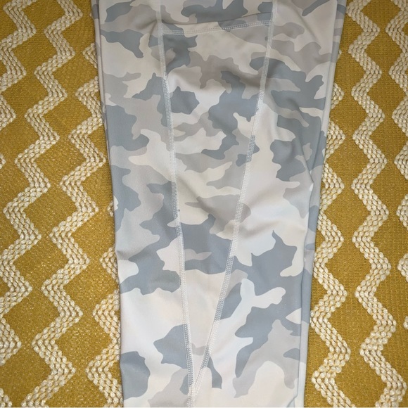 💖 NWOT JustFab Nimbus Cloud White Gray Camo 2 Pc Activewear Set Size L - Picture 4 of 13